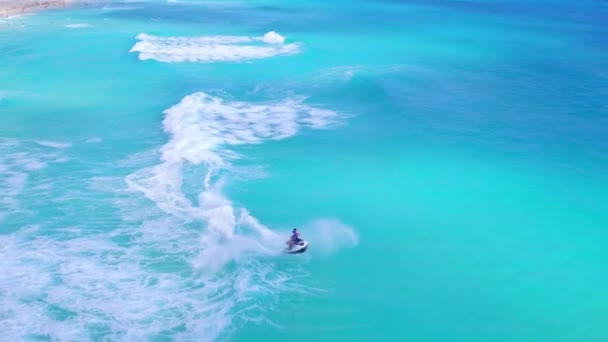 Zwei Jetskis Blauen Ozean Vor Resorthotels Drohne — Stockvideo