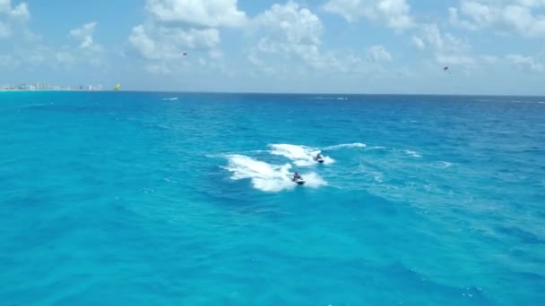 Dois Jetskis Oceano Azul Frente Aos Hotéis Resort — Vídeo de Stock