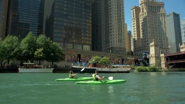 Par Kajakpaddling Chicago Floden Centrum — Stockvideo