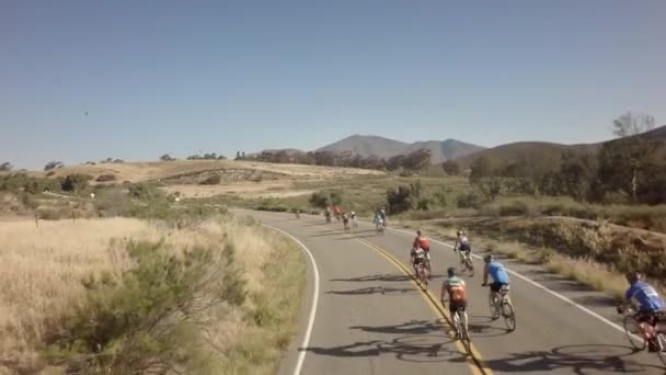Vista Del Dron Carrera Bicicletas Carretera Abierta Con Montañas Fondo — Vídeo de stock