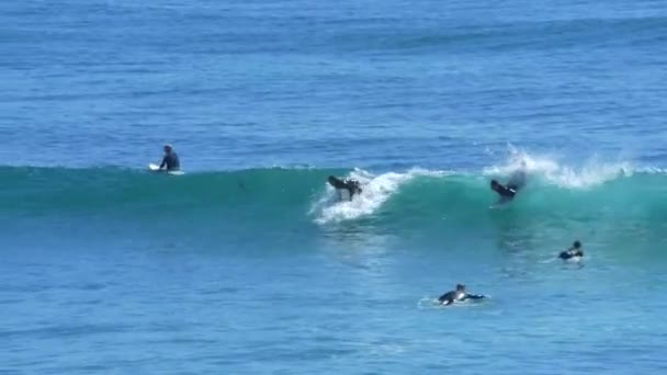 Surfer Πιάνει Κύμα Στην Παραλία Surf Στην Καλιφόρνια — Αρχείο Βίντεο