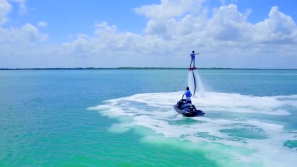 Flyboarding Sobre Água Azul Com Jetski — Vídeo de Stock