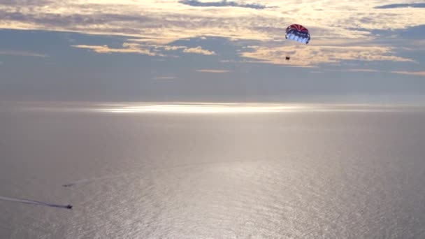 Парашют Закате Воздушный Дрон Выстрел Над Океаном — стоковое видео