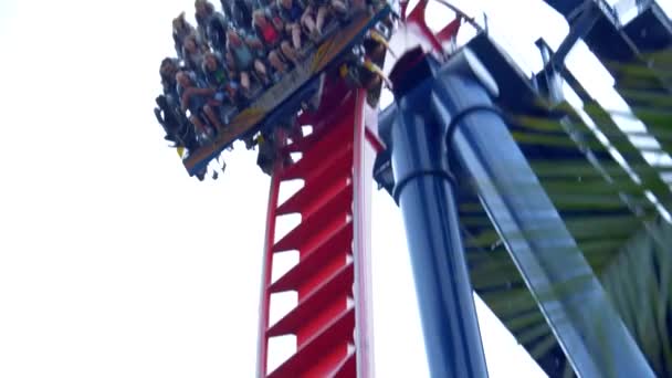 Spadek Rollercoaster Zwolnionym Tempie Prosto Dół Stopni Zbliżenie — Wideo stockowe