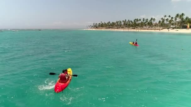 热带蓝海珊瑚礁无人驾驶飞机中的家庭皮划艇 — 图库视频影像