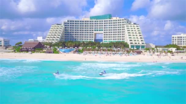 Dvě Tryskové Lyže Modrém Oceánu Před Rekreačními Hotely Leteckými Drony — Stock video