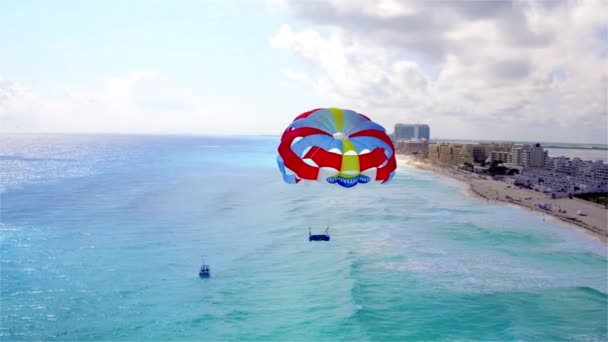 Parasailing Door Caribbean Resort Door Antenne Drone — Stockvideo