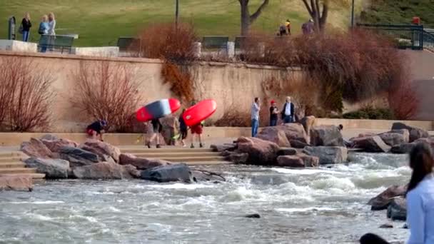 Pareja Sentada Río Con Bicis Denver Colorado — Vídeos de Stock