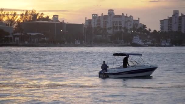 Żaglówka Przepływająca Przez Port Miami Zachodzie Słońca Dron Powietrzny — Wideo stockowe