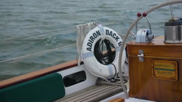 アドロンダック救命ボートに乗ってセーリングオーシャン — ストック動画