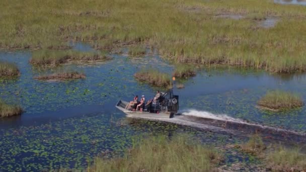 Plano Aéreo Del Avión Tripulado Las Carreras Del Airboat Través — Vídeo de stock