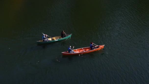 공중에서 카누를 산광야에 호수에서 카누를 — 비디오