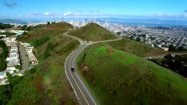 Antenn Syn Bil Körning Twin Toppar San Francisco — Stockvideo