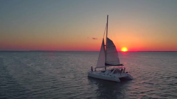夕阳西下帆船上情侣的航拍 — 图库视频影像