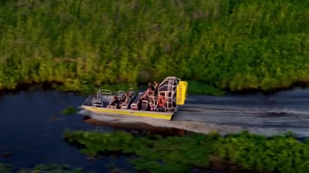 Barco Aire Pantano Con Pasajeros — Vídeo de stock