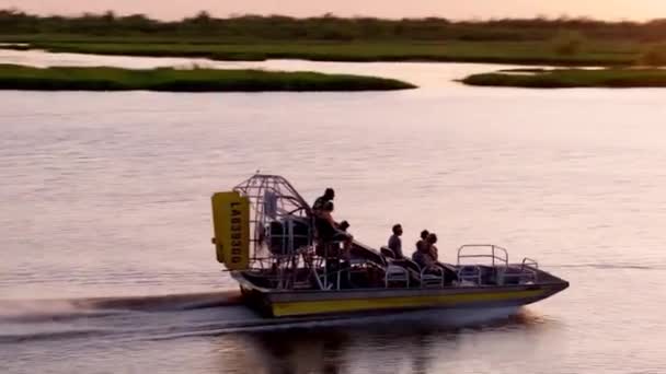 Barco Aéreo Con Pasajeros Atardecer Del Pantano — Vídeo de stock