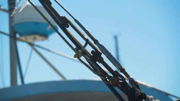 Ticari Bir Balıkçı Teknesinde Eski Paslı Bir Çapa — Stok video