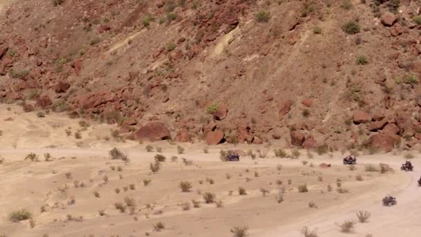 Atvs Carreras Por Carretera Montaña Desierto — Vídeo de stock