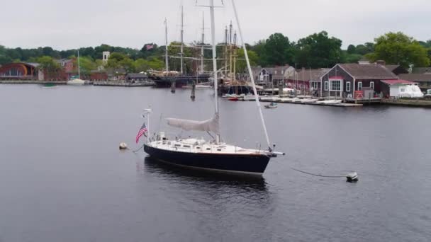 Vacker Trä Segelbåt Förankrad Hamnen Mystisk Flod Connecticut Byn — Stockvideo