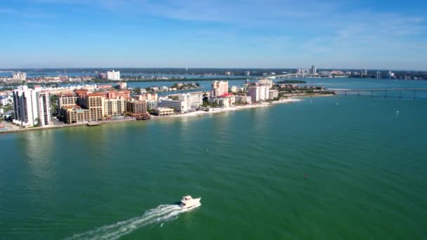 タンパ市沿岸フロリダ航空機に沿ってボート — ストック動画
