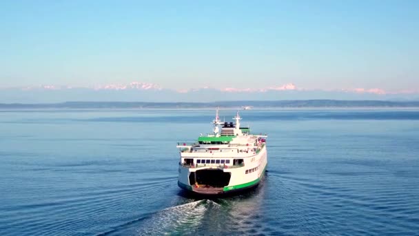 Boot Steekt Water Naar Seattle Bergen Onder Blauwe Hemel — Stockvideo