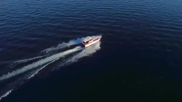 Boot Auf Fluss Der Nähe Von Seattle Durch Luftdrohne — Stockvideo