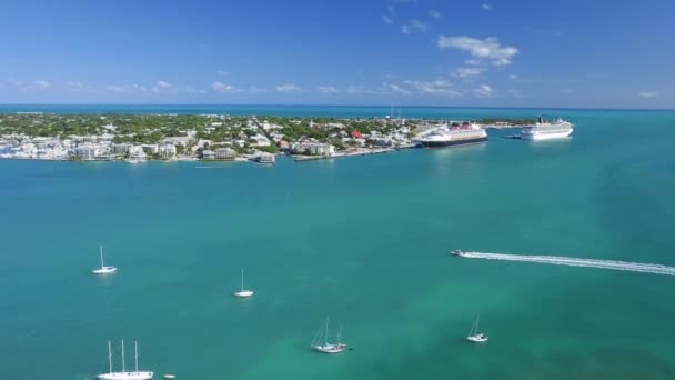 Barco Que Pasa Frente Ciudad Tropical Con Cruceros — Vídeos de Stock