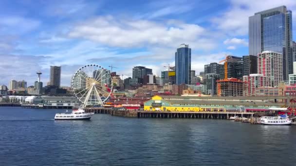 Βάρκα Ταξιδεύει Προς Seattle Skyline Και Ρόδα Ferris — Αρχείο Βίντεο