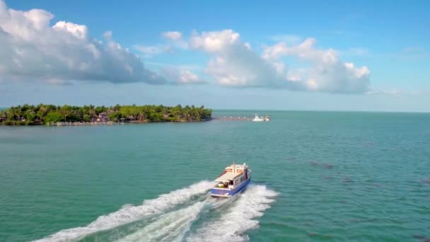 Boote Kreuzen Tropischer Ferienstadt Drohne — Stockvideo