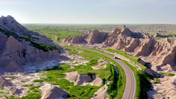 Auto Rijden Door Badlands Nationaal Park Canyons Luchtfoto Drone — Stockvideo