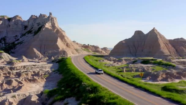 驾驶汽车穿越荒地国家公园峡谷4K无人驾驶飞机 视频剪辑