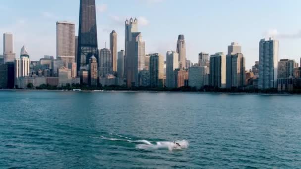Chicago Skyline Waverunner Στη Λίμνη Michigan — Αρχείο Βίντεο