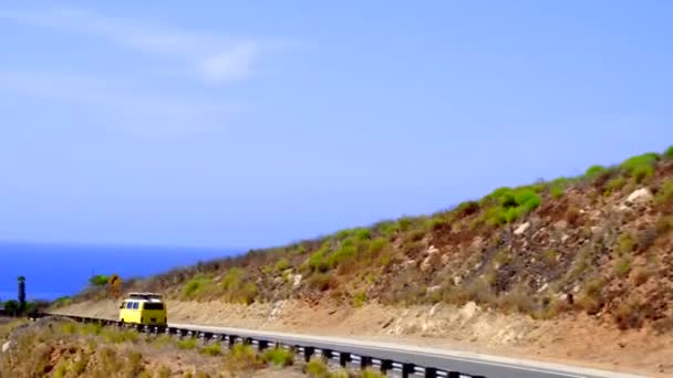 Clássico Ônibus Dirigindo Longo Costa — Vídeo de Stock