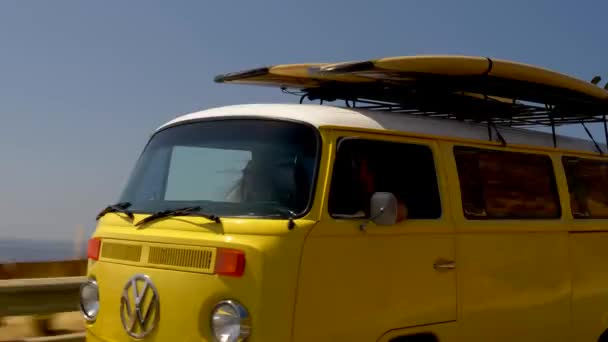Класичний Автобус Їде Вздовж Узбережжя — стокове відео