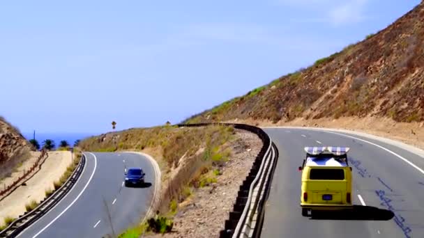 Klassisk Buss Kör Längs Kusten — Stockvideo