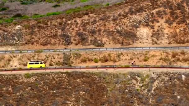 Clássico Ônibus Dirigindo Longo Costa — Vídeo de Stock