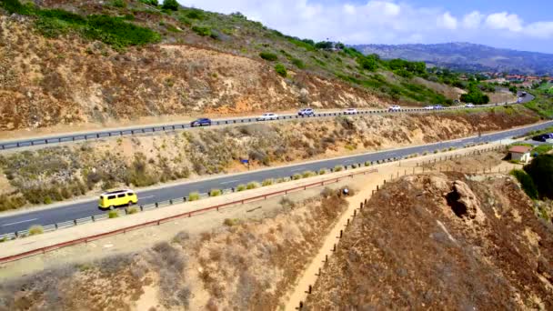 Klassisk Buss Kör Längs Kusten — Stockvideo