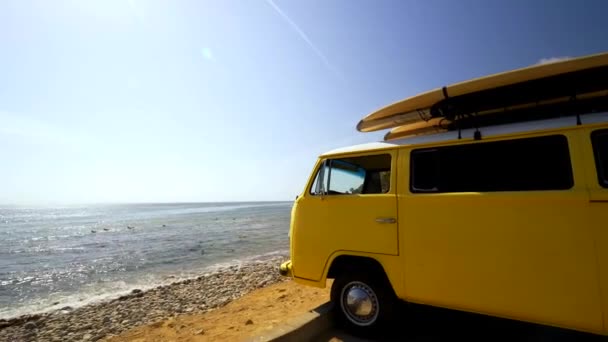 Klassieke Bus Met Surfplanken Aan Het Strand — Stockvideo