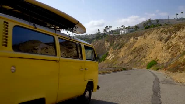 Bus Clásico Con Tablas Surf Playa — Vídeo de stock