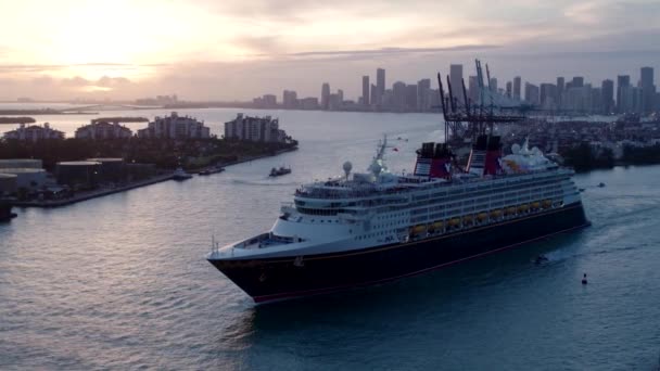 Close Van Cruiseschip Vertrekken Uit Miami Haven Zonsondergang Lucht Drone — Stockvideo