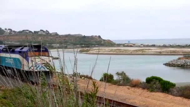 California Plajı Ufkunun Yakınındaki Tren Yolculuğuna Yakın Çekim — Stok video