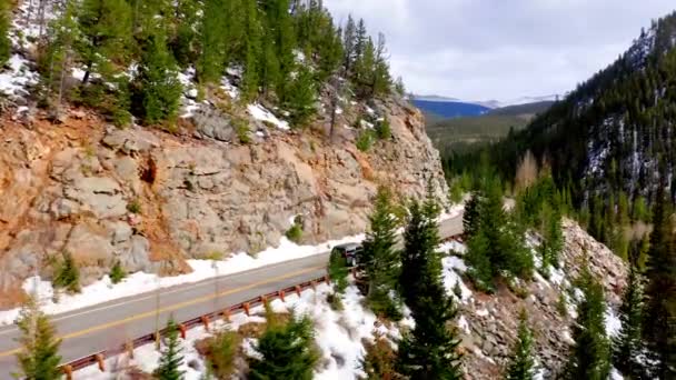 Ζευγάρι Ποδηλασία Μέσω Denver Πάρκο Colorado — Αρχείο Βίντεο