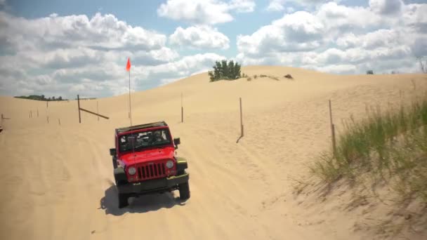 Pareja Conduce Jeep Través Dunas Fuera Carretera — Vídeo de stock