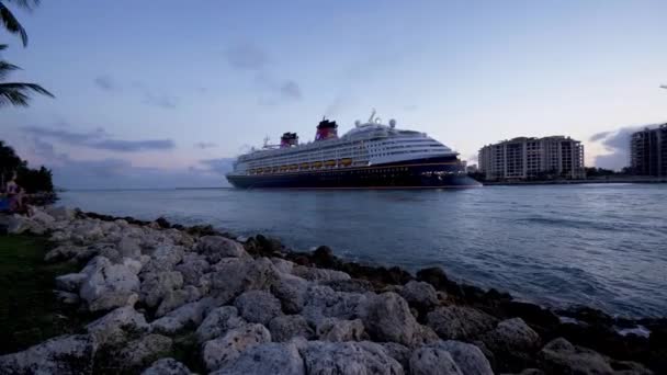 Cruiseschip Langs Miami Skyline Haven Bij Zonsondergang — Stockvideo