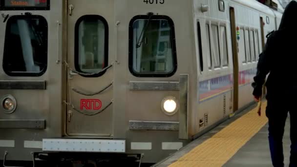 Denver Tren Ciudad Tira Estación Transporte Público — Vídeo de stock