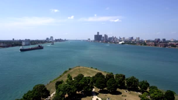 Drone Πυροβόλησε Detroit Skyline Βάρκες Στο Ποτάμι — Αρχείο Βίντεο