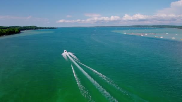 Drone Shot Pár Speedboat Louč Jezero — Stock video