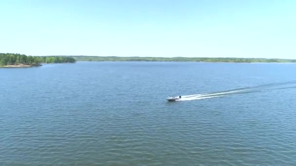 Drone Shot Της Ταχύτητας Βάρκα Αγωνιστικά Όλη Λίμνη — Αρχείο Βίντεο