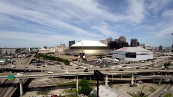 Drone Shot Van Superdome New Orleans Snelwegen — Stockvideo