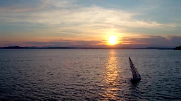 Drone Video Barca Vela Che Attraversa Acqua Durante Tramonto — Video Stock